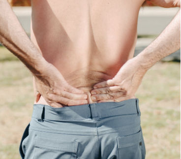 Non sottovalutare il dolore esteso alla schiena. Possono essere segni e sintomi di spondiloartrite assiale